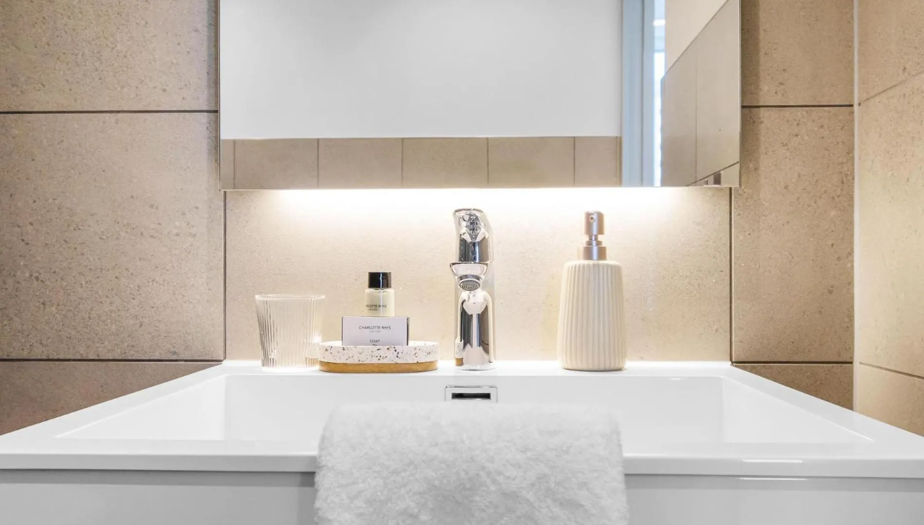 Apartment Stylish City Escape At Foreshore Place Cape Town