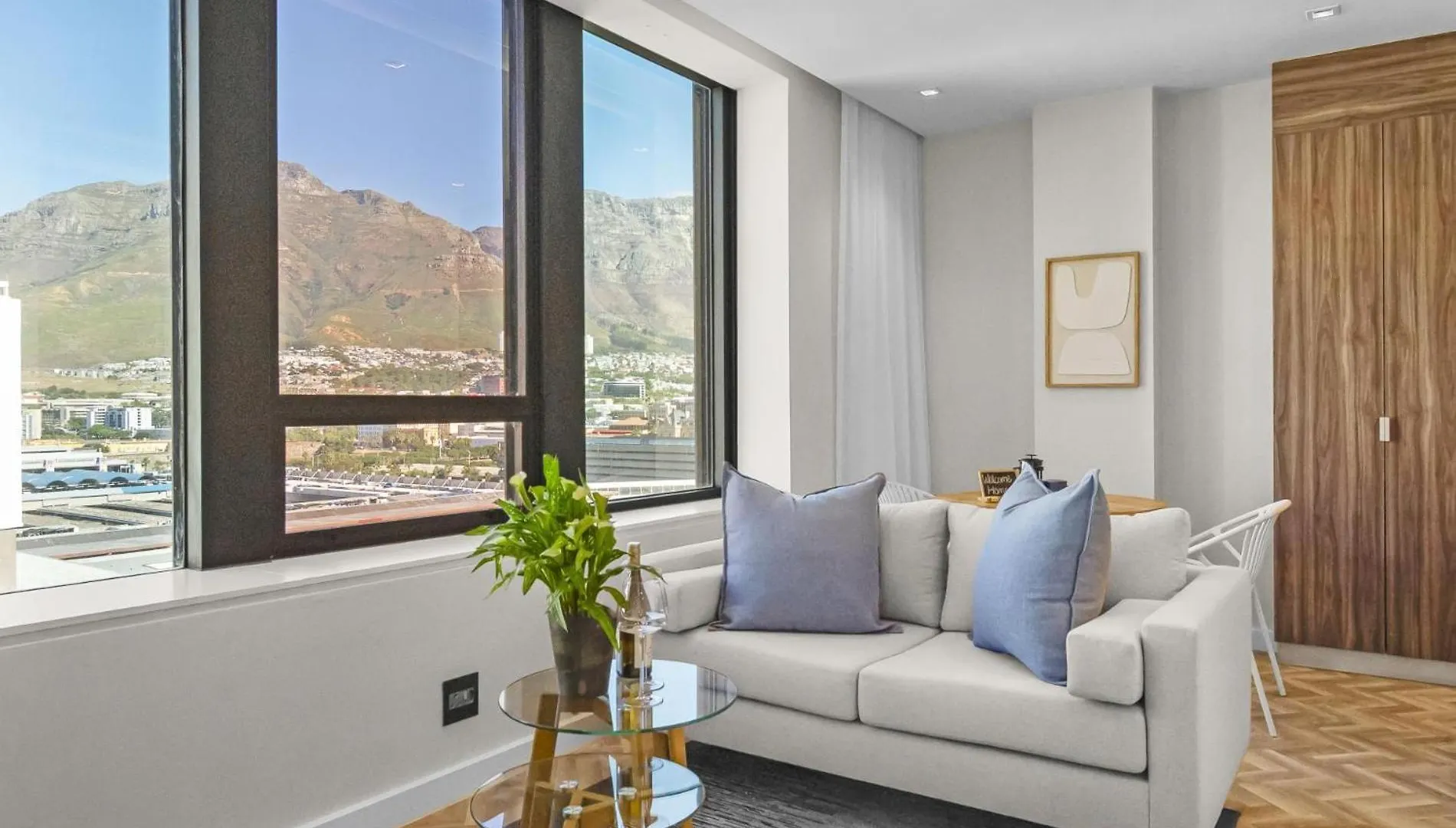 Stylish City Escape At Foreshore Place Cape Town 0*,