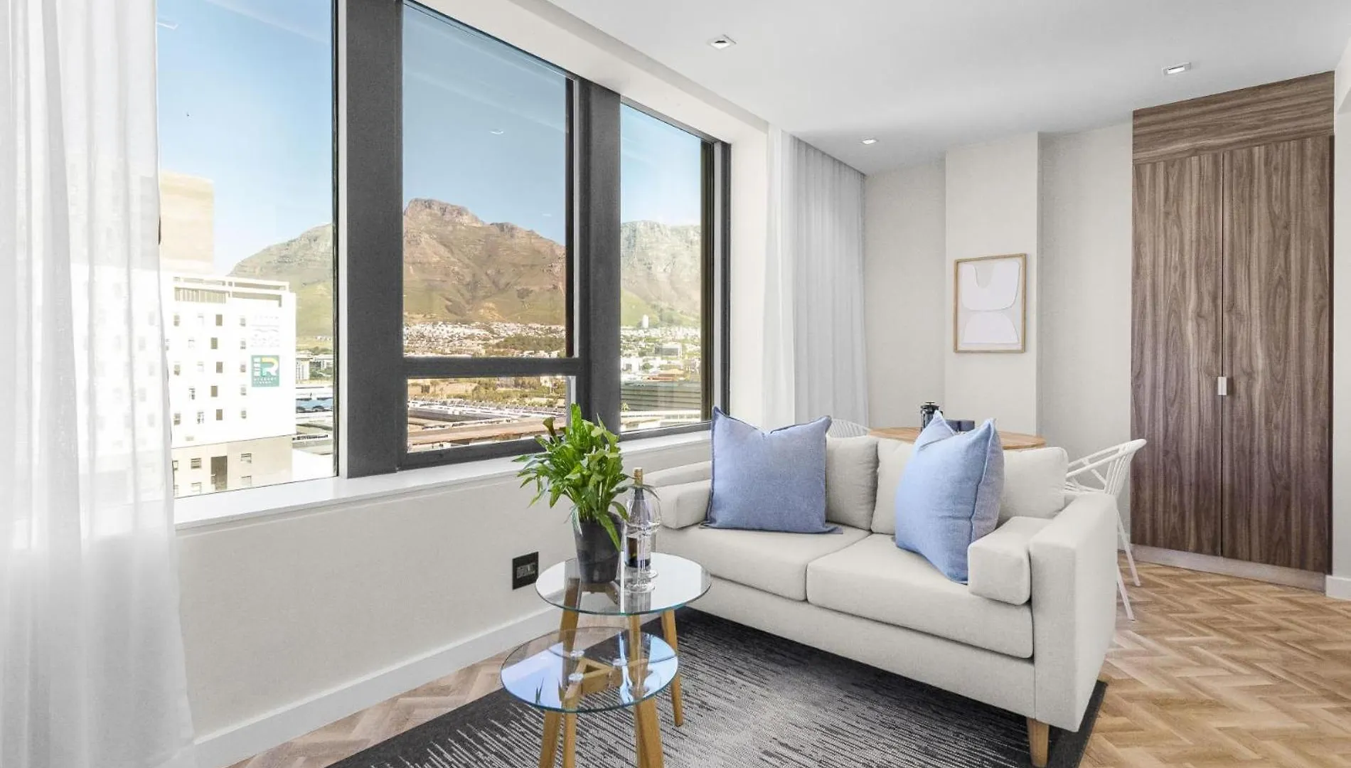 Stylish City Escape At Foreshore Place Cape Town